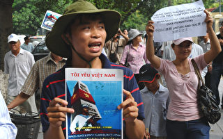 越南民众中大使馆示威 警方逮捕十人