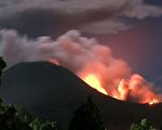 印尼火山噴發 煙柱直沖上千米