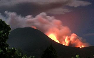 印尼火山喷发 烟柱直冲上千米