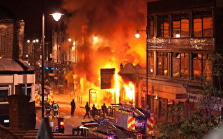 伦敦北部爆发骚乱 八名警察受伤