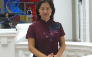 新加坡的華文老師沈健離家十載，她年邁的雙親苦盼全家團聚，可是她申請延期護照卻遭到中領館的拒絕。（照片由作者提供）