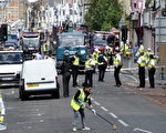 2011年8月10日，倫敦南部志願者參與清理道路。（ MIGUEL MEDINA/AFP/Getty Images)