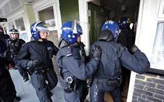 制止騷亂 英國允許警察摘下暴徒面罩
