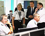 首相卡梅倫（中）與西米德蘭警察局長（右）交談。（圖片：Getty Image）