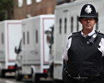 運送嫌疑人的警車停在倫敦一個地方法庭的門外。 (Dan Kitwood/Getty Images)