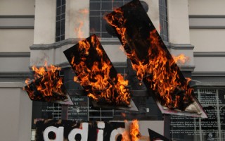 抗议被当冤大头 新西兰球迷火烧Adidas