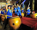 新唐人旗鼓队带来气势磅礡的演出,为屏东富而有德餐会揭开序幕。(摄影:罗瑞勋∕大纪元)