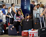 紐約機場滯留的乘客  (Joe Raedle/Getty Images)