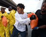 颶風艾琳來臨以前，D.C.全市分發沙袋，兩天總共發了13,000個。（圖片源：Win McNamee / Getty Images）