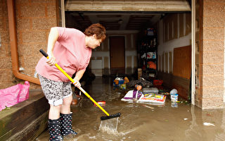 由於艾琳颶風，地下室被淹、污水泵損壞、和遭受其他水災損害的家庭，大多數都得不到保險公司的賠償。（圖片來源：Mike Stobe / Getty Images）