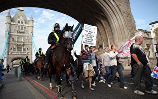 英国极右翼团体示威　60人遭逮捕