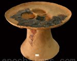 西大墩遗址出土的三连杯，属牛骂头时期的祭祀遗物，为台湾首次发现，非常珍贵。（摄影:黄玉燕  / 大纪元）