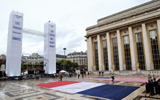 组图：法国巴黎纪念“911”
