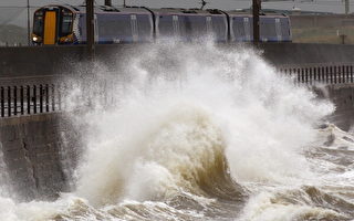 卡提亚尾巴横扫 英国遇15年来最强风暴