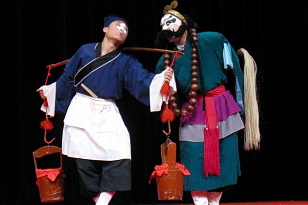 鲁智深看到卖酒小贩可高兴了。台湾戏曲学院京剧系毕业演出。(图片:作者提供)
