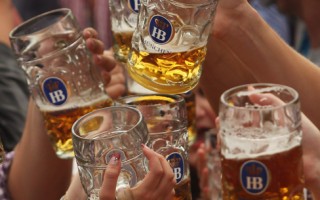 德啤酒节开幕 酒贵民众照排队