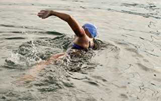 組圖：美6旬婦 挑戰60小時長泳