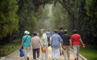 中国老龄化巨大危机  学者支招