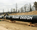 俄罗斯石油公司的工作人员，正在斯科沃罗季诺进行油管连接工程。（摄影：STR/AFP/Getty Images）