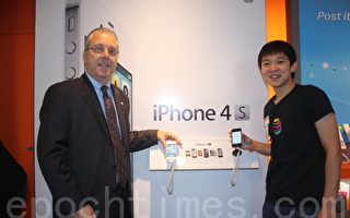 苹果IPhone4S 首日上市各店热卖