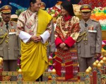 不丹国王迎娶平民娇妻 一见倾心跪地求婚