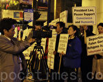 2011年10月14日晚，法轮功学员在芝加哥文化中心外抗议李明博政府屈从中共压力遣返法轮功难民。图为当地的韩裔电视台KBC采访抗议的法轮功学员。（摄影：温文清/大纪元）