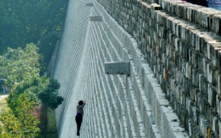 图片新闻：女子徒手攀20米城墙