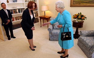 澳總理見女王不行屈膝禮 引爭議