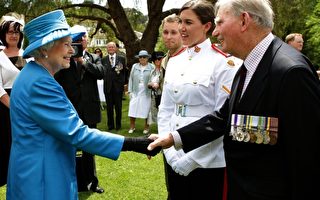 韩战老兵58年后与女王再次相见