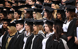 学费高涨 英国申请读大学人数减少12%