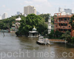 27日，湄南河水位高漲，已高出市內地面近1米，岸邊的房屋商家都築起沙包防洪。（攝影：謝東延/大紀元）