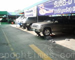 曼谷一些停车场的汽车都被“增高”数十釐米，期望能逃过水浸。图为位于曼谷桥附近一家停车场。（摄影:常青山  / 大纪元）