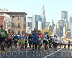 参加2011年纽约国际马拉松赛的选手们在比赛中。 (摄影﹕杜国辉/ 大纪元)　
