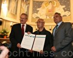 2011年度「紹爾兄妹獎」頒給廖亦武，左為慕尼黑市長烏德，右為德國圖書貿易聯合會巴伐利亞州協會主席艾格特。（攝影：黃芩/大紀元）