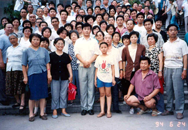 在济南讲法李洪志师父与学员合影(第二排右三,着咖啡色上衣者为何女士)。(明慧网) 在济南讲法李洪志师父与学员合影(第二排右三,着咖啡色上衣者为何女士)。(明慧网)