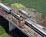 2011年7月23日，溫州附近發生動車追尾特大事故，造成至少40人死亡，200多人受傷。(STR/AFP/Getty Images)