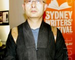 2011年11月21日晚,在悉尼的拜尔沃剧场(Belvoir Theatre)成功举办了中国异议作家廖亦武的签书会。(摄影:袁丽/大纪元)