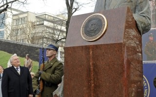 里根铜像纪念碑在华沙落成 瓦文萨揭幕