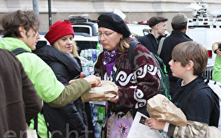 支持佔領運動者 五千份感恩大餐送公園