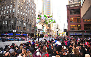 纽约感恩节气氛浓 梅西大游行吸引人潮