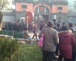 今天（28日）上午約9點，北京市門頭溝區軍莊鎮北四村200多名村民到市政府門前要求見市長，被300多個警察拖上大客車強行遣返回該村。（村民提供）