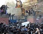 2011年11月29日，一些伊朗示威者衝入英國駐德黑蘭大使館，扯下英國國旗，並洗劫辦公室。（AFP PHOTO/ATTA KENARE）