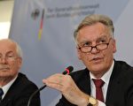 2011年12月1日，德國刑事調查的聯邦辦公室主席茨爾克（Jörg Ziercke）（右）和德國聯邦檢察院總檢察長朗格（Harald Range）在卡爾斯魯厄舉行的記者招待會上發言（AFP PHOTO/FRANZISKA KRAUFMANN）
