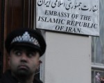 英國駐伊朗大使館遭襲後，英國決定將驅逐所有伊朗外交官。圖為2011年11月30日，伊朗駐英國大使館入口。(Photo credit should read CARL COURT/AFP/Getty Images)（Stringer: CARL COURT / 2011 AFP）