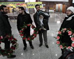 在機場等候歡迎被驅逐外交官的支持者。(ATTA KENARE/AFP/Getty Images)