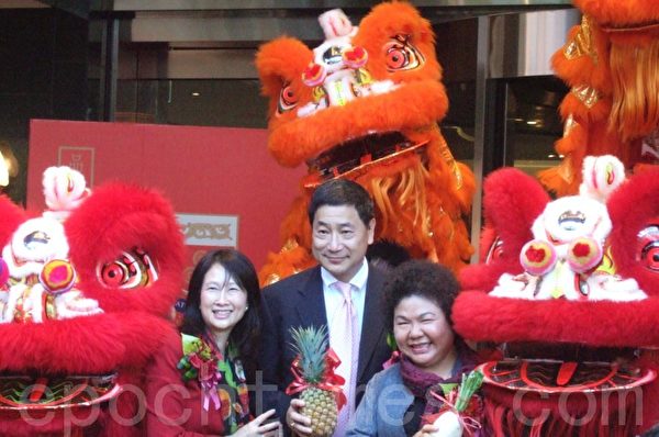 高雄翰品酒店7日以祥狮献瑞献凤梨及萝卜献给云朗观光集团执行长张安平夫妇(左)及市长陈菊(右)。(摄影: 杨秋莲 / 大纪元) 高雄翰品酒店7日以祥狮献瑞献凤梨及萝卜献给云朗观光集团执行长张安平夫妇(左)及市长陈菊(右)。(摄影: 杨秋莲 / 大纪元)