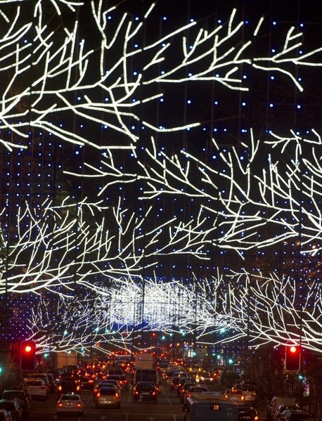 西班牙马德里的街道上布满了圣诞灯饰装饰（STF, STR: DOMINIQUE FAGET / AFP ImageForum） 