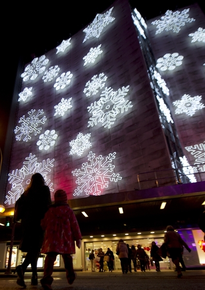 西班牙马德里的建筑物上布满了圣诞灯饰装饰。（STR: JOSEP LAGO / AFP ImageForum） （STF, STR: DOMINIQUE FAGET / AFP ImageForum） 