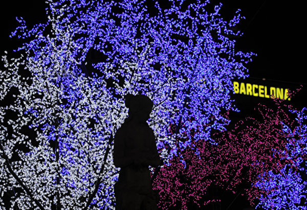 西班牙巴塞隆纳的街道上布满了色彩缤纷的灯饰。（STR: JOSEP LAGO / AFP ImageForum） 