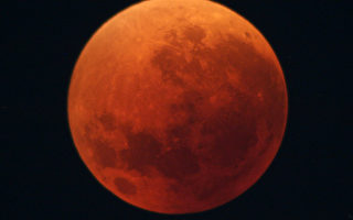 各地民众目睹红月亮 十年最精彩月全食